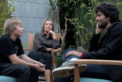 El actor Adrian Grenier junto a Austin Visschedy y su madre durante el rodaje del documental.