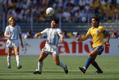 Maradona, durante el Mundial de Italia 90, frente a la selección de Brasil.