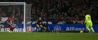 El jugador del Barcelona Ousmane Dembélé marca el gol del empate.