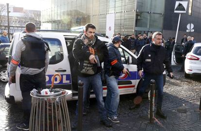 La Policia francesa, a l'exterior de la comissaria atacada a París.