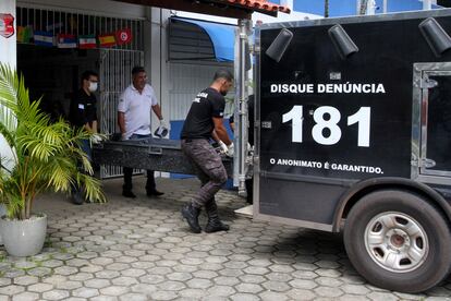 Forenses cargan el cuerpo de una víctima afuera de la escuela.