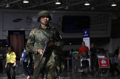 Agente do Exército no aeroporto internacional do Rio.