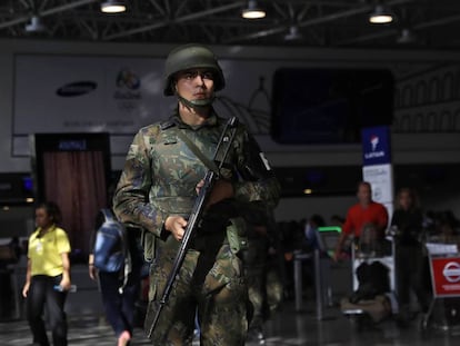 Agente do Exército no aeroporto internacional do Rio.