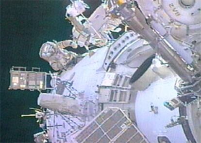 El cosmonauta ruso Padalka trabaja en el exterior de la nave.