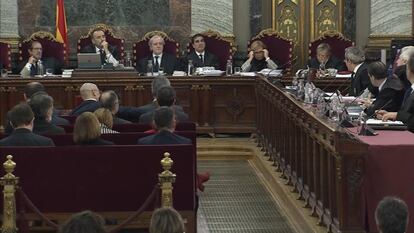 Los jueces (al fondo), los procesados (a la izquierda, de espaldas) y la acusación (derecha), durante la segunda jornada del juicio del 'procés' en la Sala de Plenos del Tribunal Supremo.