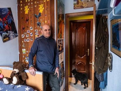 Miguel Ángel, el padre de David, en la habitación de su hijo en la vivienda familiar de Villaverde, el viernes.