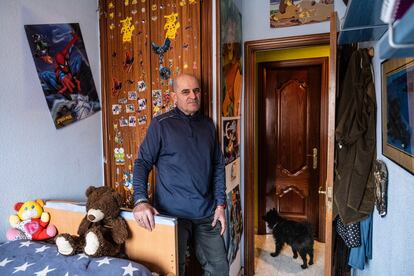Miguel Ángel, el padre de David, en la habitación de su hijo en la vivienda familiar de Villaverde, el viernes.