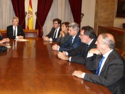 El padre de Hodei Egiluz y el alcalde de Galdakao se reúnen con el grupo del PNV en el Senado.