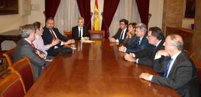 El padre de Hodei Egiluz y el alcalde de Galdakao se reúnen con el grupo del PNV en el Senado.