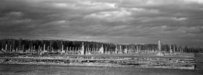 Las chimeneas de ladrillo de las barracas de los prisioneros del campo de concentración de Birkenau (Auschwitz II) todavía permanecen en pie. La solución final (es decir la "solución final de la cuestión judía", en la terminología nazi) fue el plan del Tercer Reich para la eliminación sistemática de la población judía europea. Tras la Segunda Guerra Mundial este horror se comenzó a conocer como la 'Shoah' u Holocausto, cuya conmemoración tiene lugar el 27 de enero, precisamente la fecha de liberación del campo de concentración de Auschwitz.