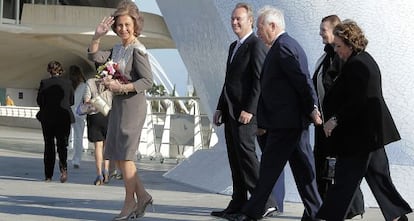 La reina Sof&iacute;a, ayer por la tarde, a su llegada al Palau de les Arts de Valencia.