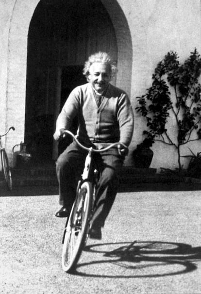 Albert Einstein, fotografiado montando en bicicleta en Santa Bárbara, California (Estados Unidos). La imagen esta expuesta, junto a otras fotografías y documentos del genio, en el Museo de Historia Natural de Nueva York. Fue tomada en 1933.
