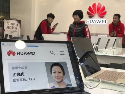 Imagen de Meng Wanzhou, vicepresidenta de Huawai, en una tablet en una tienda de la empresa en Pekín.