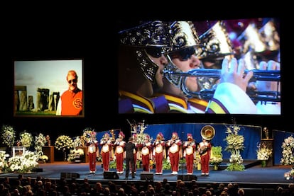 Miembros de la banda de la univeridad del Sur de California, durante el acto de despedida.