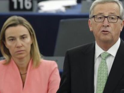 Jean-Claude Juncker se dirige a los eurodiputados. Al fondo, la alta representante para la Pol&iacute;tica Exterior Europea, Federica Mogherini.