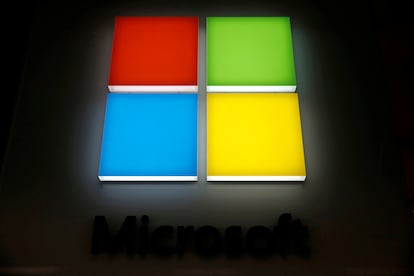 tecnológica Microsoft, en una pantalla luminosa en Los Ángeles.