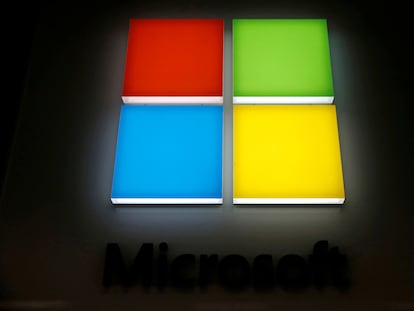 El logotipo de la tecnológica Microsoft, en una pantalla luminosa en Los Ángeles.