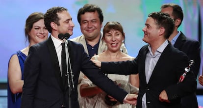 Juan de Dios Larraín (i) y Sebastián Lelio (d) se felicitan por el premio a 'Una mujer fantástica'.