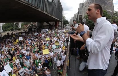 O deputado Eduardo Bolsonaro na marcha pelo 'impeachment'de Dilma.