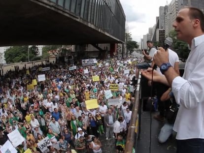 O deputado Eduardo Bolsonaro na marcha pelo 'impeachment'de Dilma.