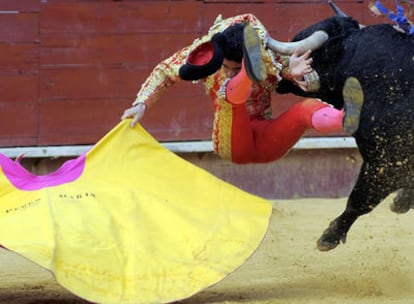 Un momento de la cogida de Pedro Marín