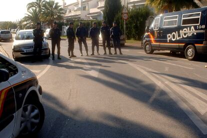 Un grupo de policías nacionales cortan el tráfico en la calle donde está situado el domicilio de Mayte Zaldívar, ex mujer del que fuera alcalde marbellí Julián Muñoz, en la urbanización Las Petunias de Marbella (Málaga).