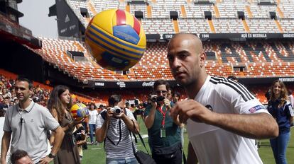 Para cubrir la baja de Otamendi, fichado por el Manchester City, el Valencia ha contratado al defensa central internacional tunecino, Aymen Abdennour. El conjunto ché ha pagado 20 millones de euros a su club de origen, el Mónaco, que curiosamente fue su rival en la previa de la Champions. En la foto, el tunecino durante su presentación en Mestalla.