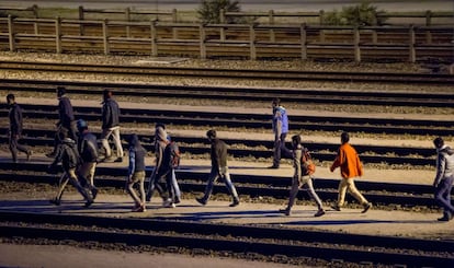 Cientos de sin papeles tratan de penetrar durante la noche en las instalaciones de Eurotúnel en Calais, para cruzar a Reino Unido por el túnel del Canal de La Mancha.