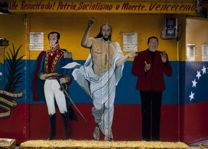 Un mural en Caracas muestra los dibujos de Jesucristo flanqueado por el Libertador Sim&oacute;n Bol&iacute;var y el presidente venezolano, Hugo Ch&aacute;vez, bajo la frase: &iexcl;He resucitado! Patria Socialismo o Muerte. Venceremos.