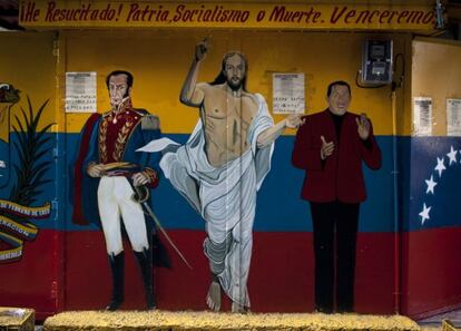 Un mural en Caracas muestra los dibujos de Jesucristo flanqueado por el Libertador Simón Bolívar y el presidente venezolano, Hugo Chávez, bajo la frase: ¡He resucitado! Patria Socialismo o Muerte. Venceremos.