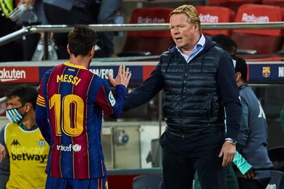 Messi saluda a Koeman tras ser sustituido ante el Betis