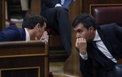 El presidente de Ciudadanos, Albert Rivera (i), y el diputado del PP, José Luis Ayllón (d), conversan durante la segunda jornada del debate de investidura de Mariano Rajoy.