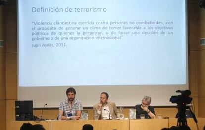 Los historiadores Raúl López Romo y Luis Castells flanquean al diputado foral Denis Itxaso en la presentación del libro sobre el Informe Foronda.