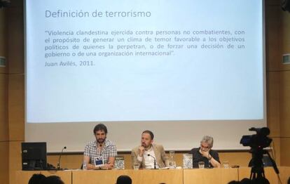 Los historiadores Raúl López Romo y Luis Castells flanquean al diputado foral Denis Itxaso en la presentación del libro sobre el Informe Foronda.