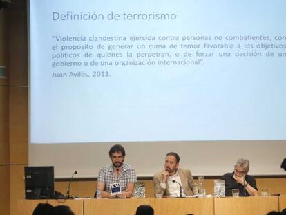 Los historiadores Raúl López Romo y Luis Castells flanquean al diputado foral Denis Itxaso en la presentación del libro sobre el Informe Foronda.