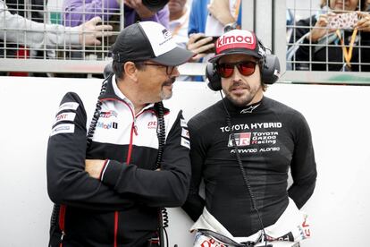 El director del equipo Toyota, Rob Leupen (izquierda), junto con el piloto español, Fernando Alonso.