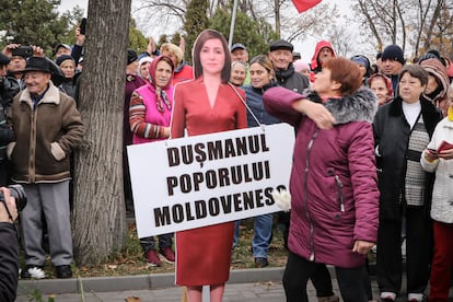 Una mujer golpea una figura de cartón de la presidenta de Moldavia, Maia Sandu, durante una protesta iniciada por el populista Partido Sor, en Chisinau el día 13.