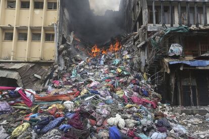 Secuelas del incendio originado en un mercado de Lagos (Nigeria). 