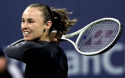Martina Hingis, durante su partido contra Jelena Dokic, en el torneo Open de tenis de Estados Unidos, disputado en Nueva York el 2 de septiembre de 2001. 