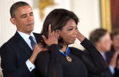 Oprah Winfrey recibe la medalla de la Libertad de manos de Barack Obama.