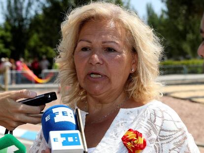 La expresidenta de la AVT Ángeles Pedraza, durante la izada de la bandera de España en la Plaza Víctimas del Terrorismo en Las Rozas (Madrid). 