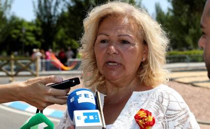 La expresidenta de la AVT Ángeles Pedraza, durante la izada de la bandera de España en la Plaza Víctimas del Terrorismo en Las Rozas (Madrid). 