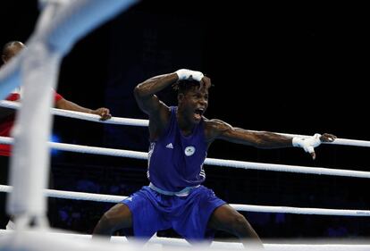 El camerunés Dieudonne Wilfred Seyi Ntsengue celebra su victoria contra el boxeador Marvin Anthony de Santa Lucía en la categoría masculina de 75 kilos, el 6 de abril de 2018.