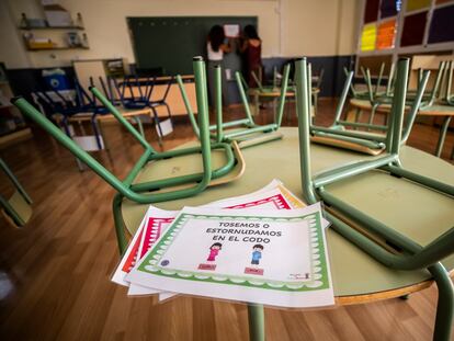 Preparación de una clase ante el inicio del curso escolar en un colegio público de Madrid.
