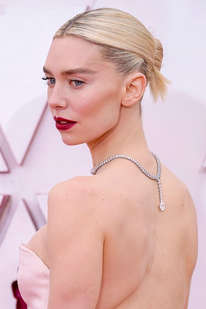 Vanessa Kirby combinó pelo tirante, raya al medio y recogido bajo con unos llamativos labios granates y un gran escote en la espalda, que resaltaba el espectacular collar que lució.