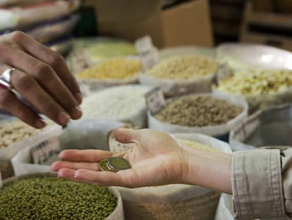 Venta de productos en un mercado de Roma.