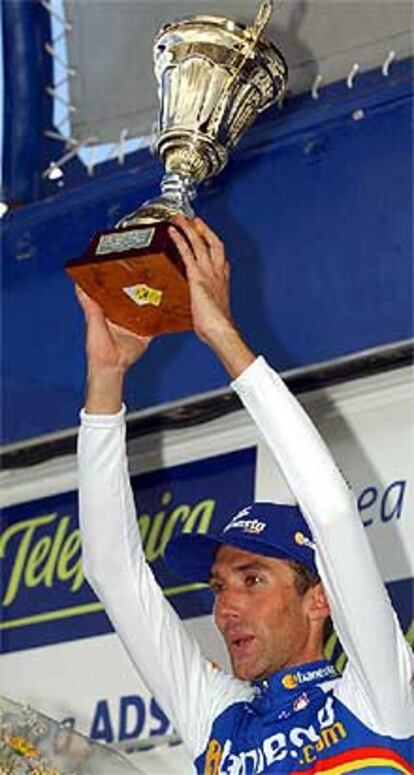 Lastras, con el trofeo de vencedor de la etapa, la segunda que consigue en esta Vuelta.