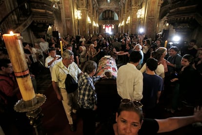 Personas rinden homenaje a Nicanor Parra en la catedral de Santiago, el 24 de enero de 2018.