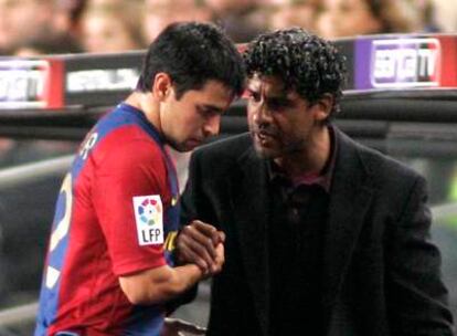 Saviola es felicitado por Frank Rijkaard al retirarse tras ordenar el técnico del Barça que le sustituyera Gudjohnsen.
