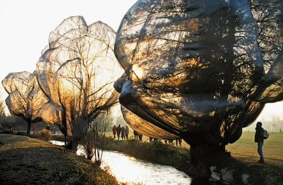 Intervención de Christo y Jeanne-Claude, 1997-98. Riehen, Switzerland ©Christo 